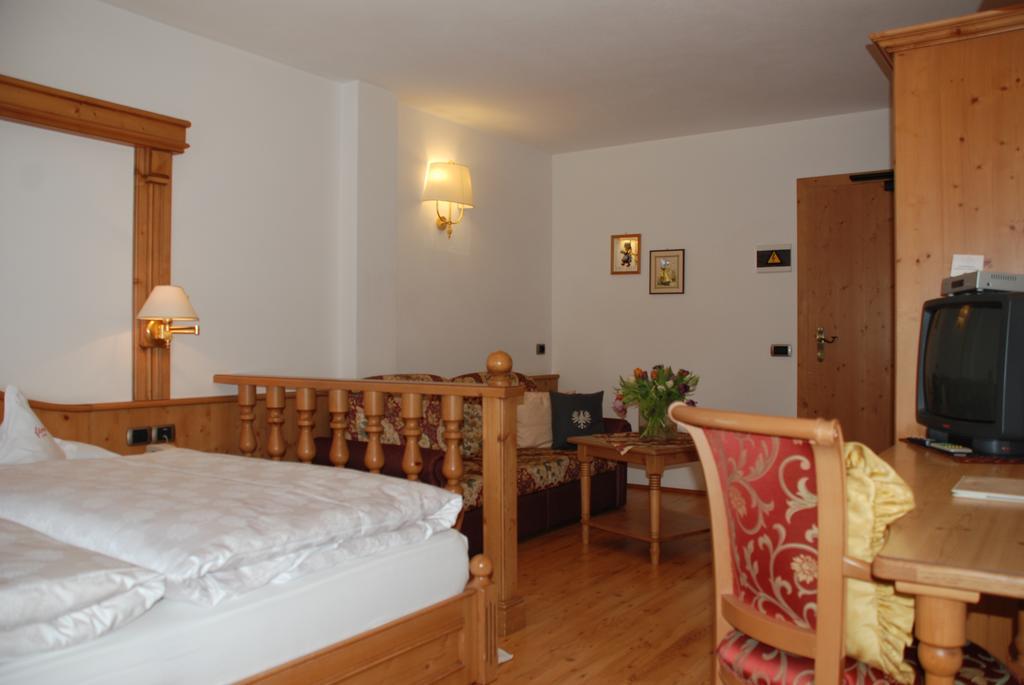 Hotel Flora Selva di Val Gardena Phòng bức ảnh