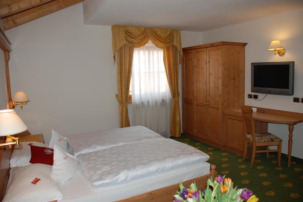 Hotel Flora Selva di Val Gardena Phòng bức ảnh