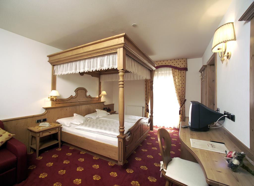 Hotel Flora Selva di Val Gardena Ngoại thất bức ảnh