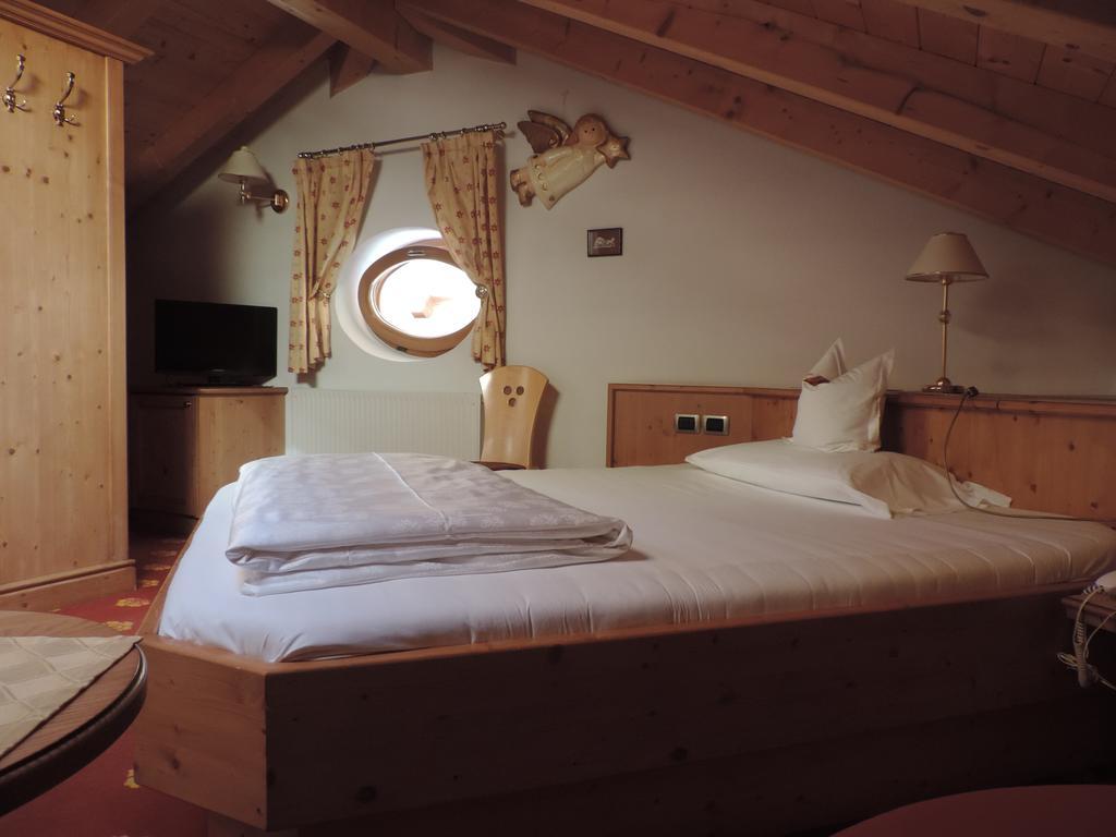 Hotel Flora Selva di Val Gardena Phòng bức ảnh
