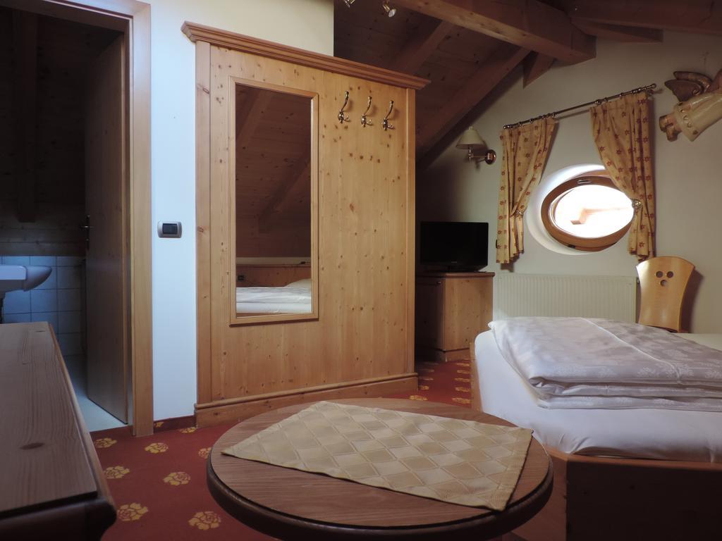 Hotel Flora Selva di Val Gardena Phòng bức ảnh