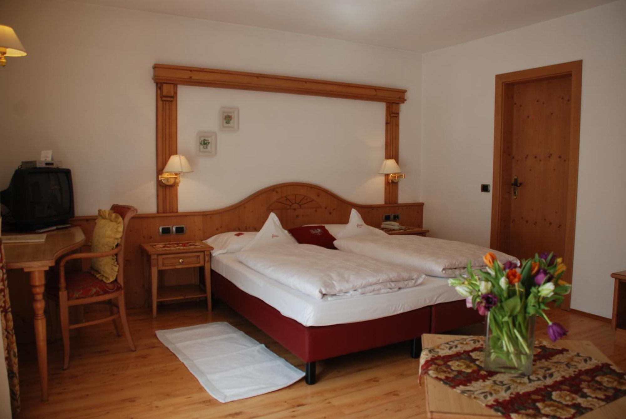 Hotel Flora Selva di Val Gardena Ngoại thất bức ảnh