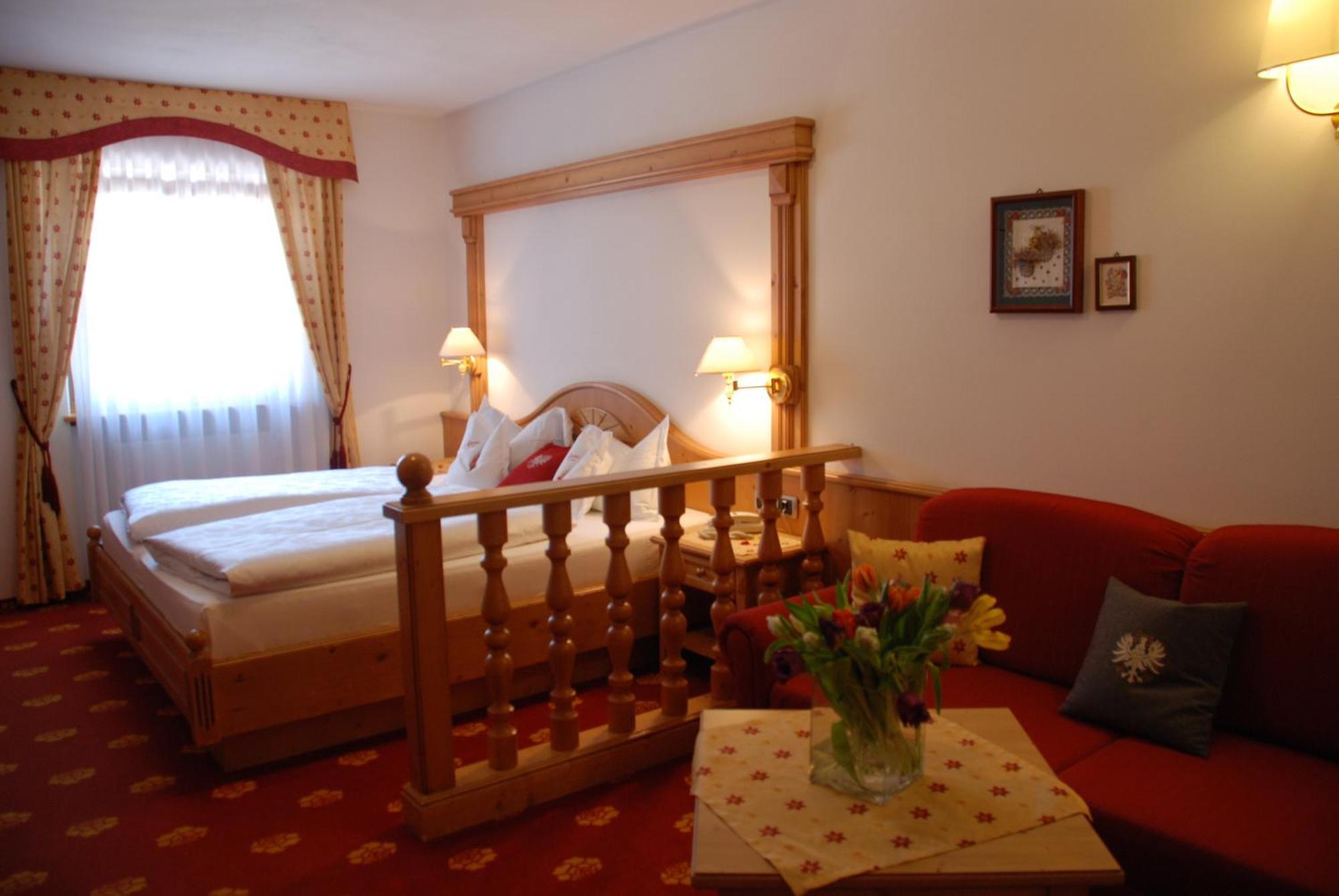 Hotel Flora Selva di Val Gardena Ngoại thất bức ảnh