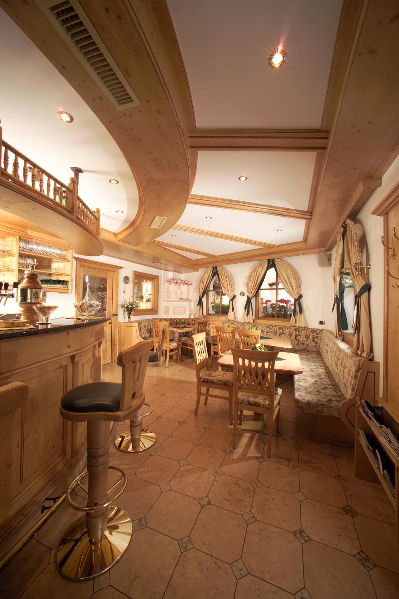 Hotel Flora Selva di Val Gardena Ngoại thất bức ảnh