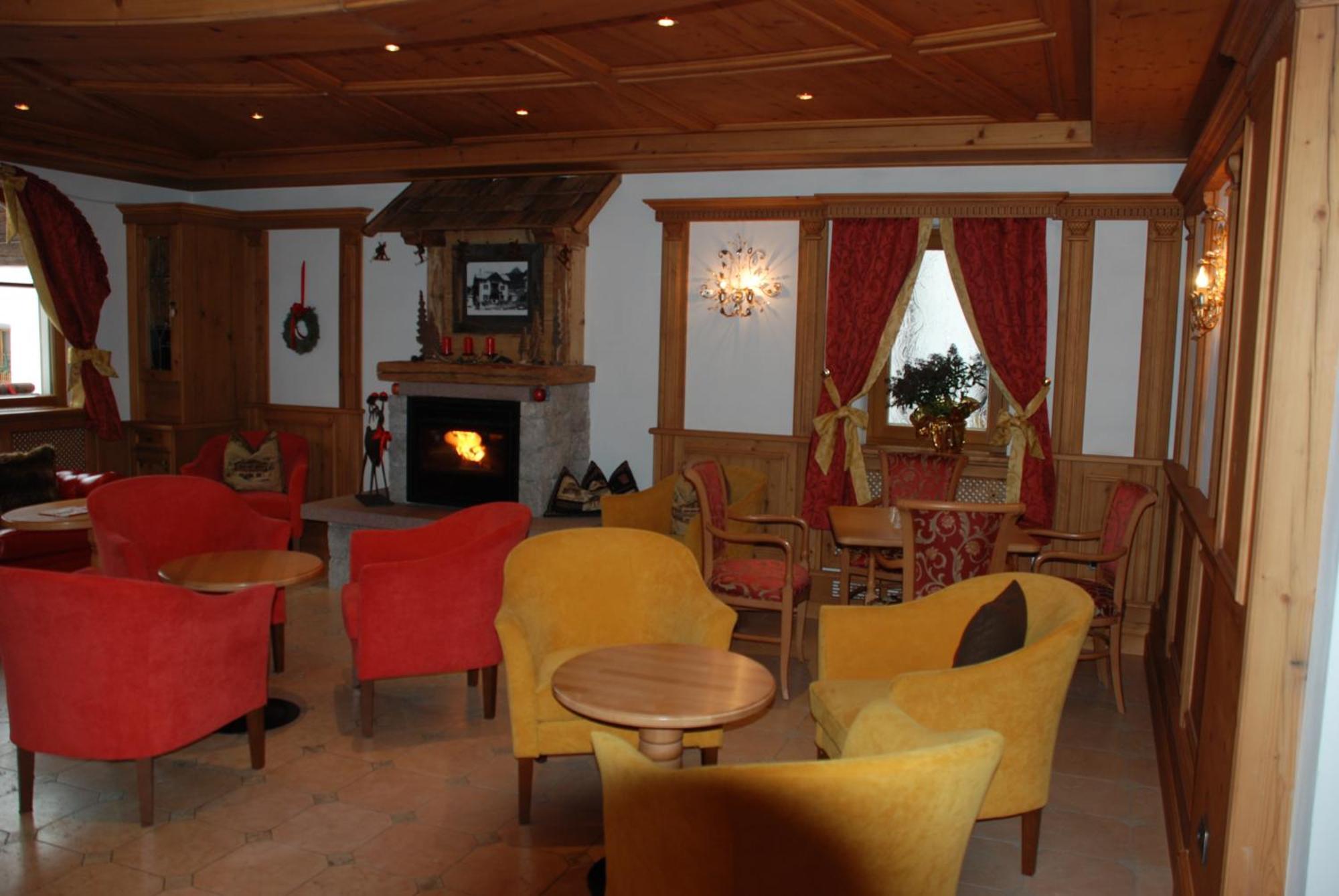 Hotel Flora Selva di Val Gardena Ngoại thất bức ảnh