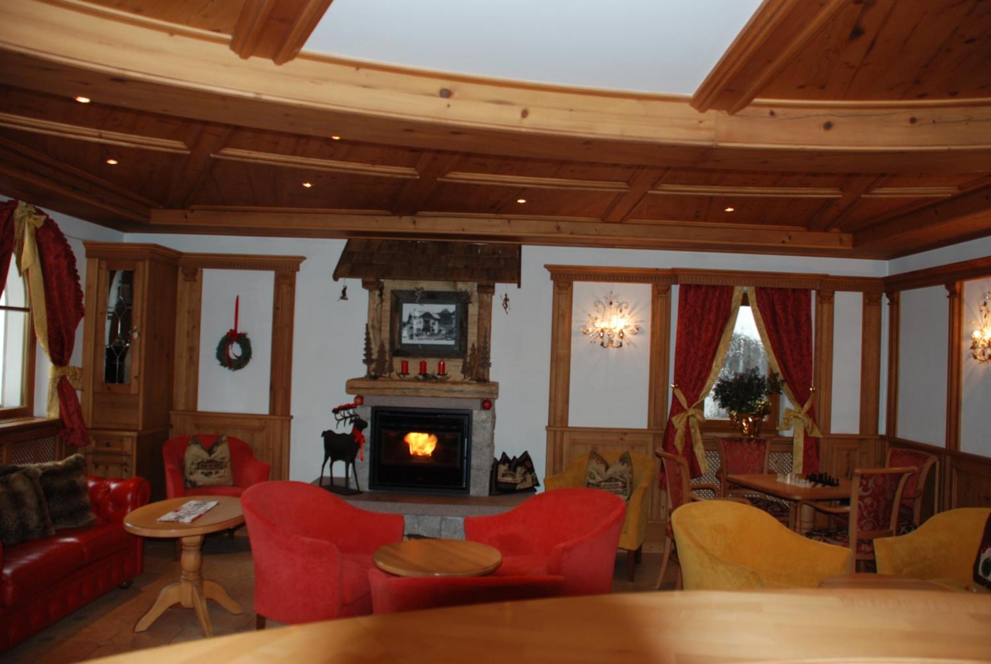 Hotel Flora Selva di Val Gardena Ngoại thất bức ảnh
